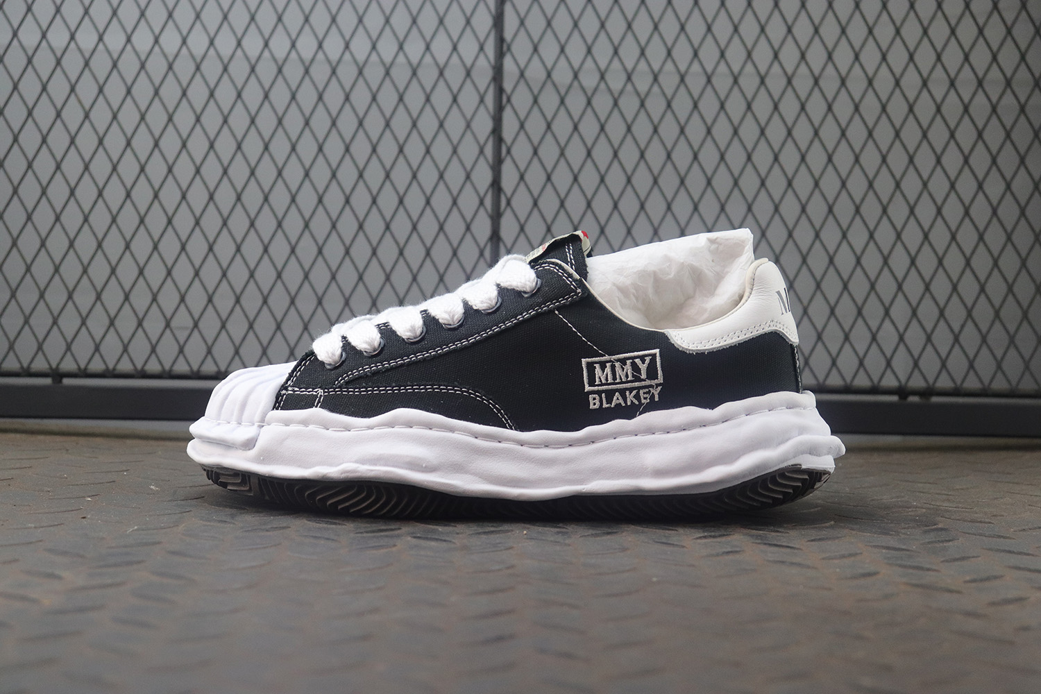 메종 미하라 야스히로 블레이키 OG 솔 캔버스 로우탑 스니커즈 블랙 화이트